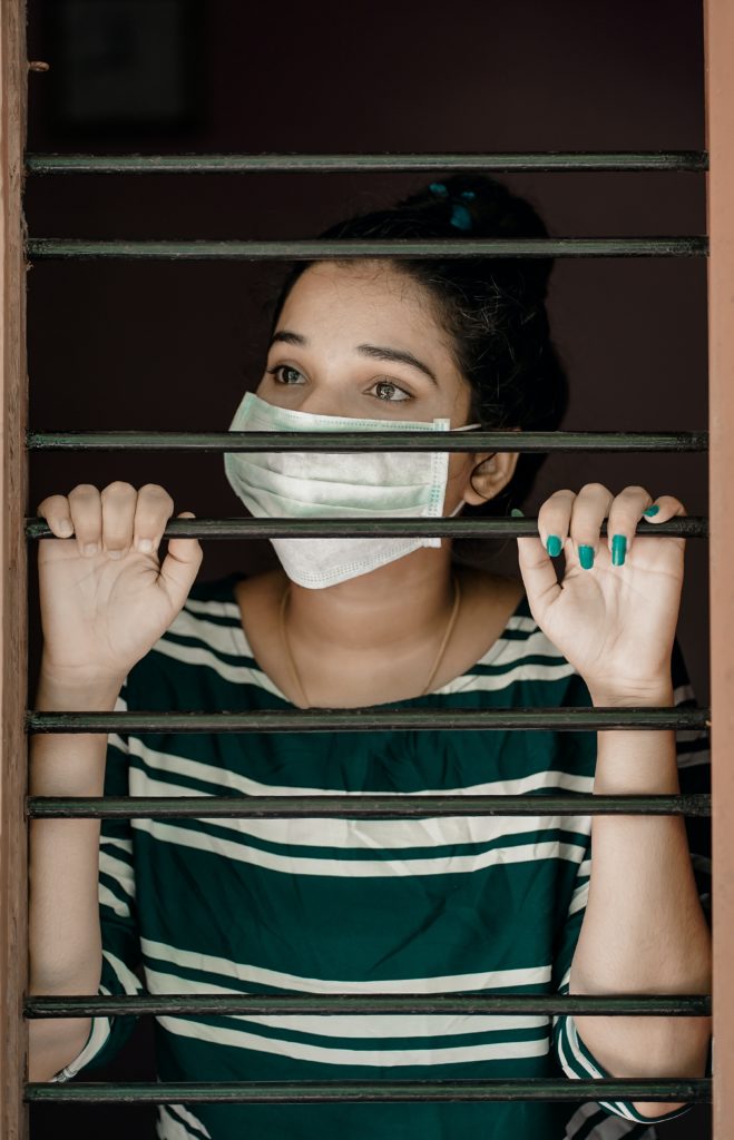 woman-in-green-and-white-stripe-shirt-covering-her-face-with-3991311-659x1024 Qual è l'impatto psicologico della quarantena?